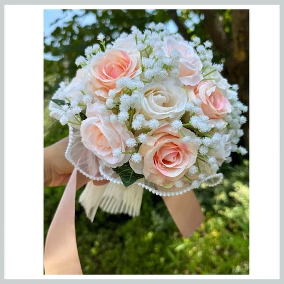 Bouquet da Sposa – Fiori Artificiali Bianchi e Rosa con Nastro in Raso 39965718p