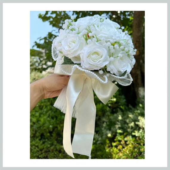Bouquet da Sposa – Rose Artificiali Bianche con Nastro in Raso 39965718w